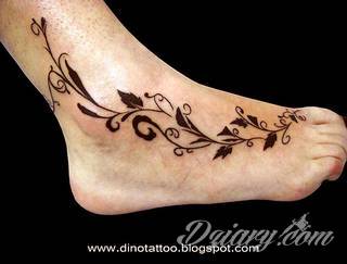 Czasami zmysłowe, zazwyczaj dyskretne, zawsze - zwracające uwagę. Tatuaże na stopie to coś więcej niż obraz. Noga czy stopa, poprzez swój kształt, daje duże możliwości na tatuaż adaptacyjny - dostosowany do konkretnego odbiorcy. 