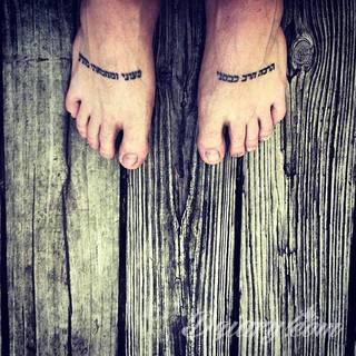 Czasami zmysłowe, zazwyczaj dyskretne, zawsze - zwracające uwagę. Tatuaże na stopie to coś więcej niż obraz. Noga czy stopa, poprzez swój kształt, daje duże możliwości na tatuaż adaptacyjny - dostosowany do konkretnego odbiorcy. 