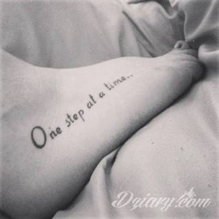 Czasami zmysłowe, zazwyczaj dyskretne, zawsze - zwracające uwagę. Tatuaże na stopie to coś więcej niż obraz. Noga czy stopa, poprzez swój kształt, daje duże możliwości na tatuaż adaptacyjny - dostosowany do konkretnego odbiorcy. 