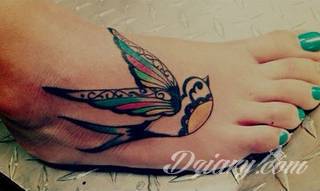 Czasami zmysłowe, zazwyczaj dyskretne, zawsze - zwracające uwagę. Tatuaże na stopie to coś więcej niż obraz. Noga czy stopa, poprzez swój kształt, daje duże możliwości na tatuaż adaptacyjny - dostosowany do konkretnego odbiorcy. 