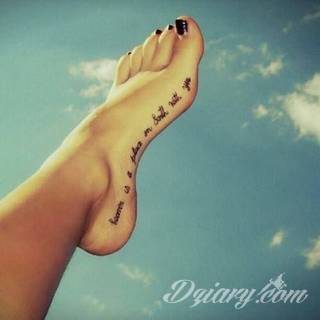 Czasami zmysłowe, zazwyczaj dyskretne, zawsze - zwracające uwagę. Tatuaże na stopie to coś więcej niż obraz. Noga czy stopa, poprzez swój kształt, daje duże możliwości na tatuaż adaptacyjny - dostosowany do konkretnego odbiorcy. 