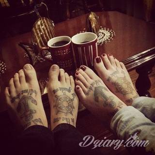 Czasami zmysłowe, zazwyczaj dyskretne, zawsze - zwracające uwagę. Tatuaże na stopie to coś więcej niż obraz. Noga czy stopa, poprzez swój kształt, daje duże możliwości na tatuaż adaptacyjny - dostosowany do konkretnego odbiorcy. 