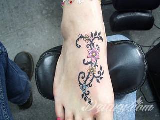 Czasami zmysłowe, zazwyczaj dyskretne, zawsze - zwracające uwagę. Tatuaże na stopie to coś więcej niż obraz. Noga czy stopa, poprzez swój kształt, daje duże możliwości na tatuaż adaptacyjny - dostosowany do konkretnego odbiorcy. 