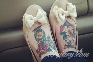 Czasami zmysłowe, zazwyczaj dyskretne, zawsze - zwracające uwagę. Tatuaże na stopie to coś więcej niż obraz. Noga czy stopa, poprzez swój kształt, daje duże możliwości na tatuaż adaptacyjny - dostosowany do konkretnego odbiorcy. 