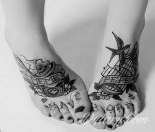 Czasami zmysłowe, zazwyczaj dyskretne, zawsze - zwracające uwagę. Tatuaże na stopie to coś więcej niż obraz. Noga czy stopa, poprzez swój kształt, daje duże możliwości na tatuaż adaptacyjny - dostosowany do konkretnego odbiorcy. 