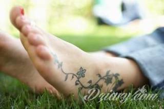 Czasami zmysłowe, zazwyczaj dyskretne, zawsze - zwracające uwagę. Tatuaże na stopie to coś więcej niż obraz. Noga czy stopa, poprzez swój kształt, daje duże możliwości na tatuaż adaptacyjny - dostosowany do konkretnego odbiorcy. 