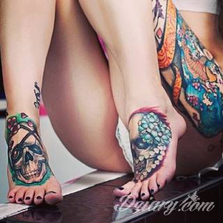 Czasami zmysłowe, zazwyczaj dyskretne, zawsze - zwracające uwagę. Tatuaże na stopie to coś więcej niż obraz. Noga czy stopa, poprzez swój kształt, daje duże możliwości na tatuaż adaptacyjny - dostosowany do konkretnego odbiorcy. 