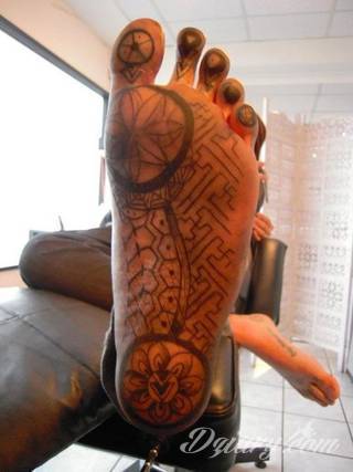 Czasami zmysłowe, zazwyczaj dyskretne, zawsze - zwracające uwagę. Tatuaże na stopie to coś więcej niż obraz. Noga czy stopa, poprzez swój kształt, daje duże możliwości na tatuaż adaptacyjny - dostosowany do konkretnego odbiorcy. 