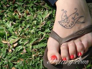 Czasami zmysłowe, zazwyczaj dyskretne, zawsze - zwracające uwagę. Tatuaże na stopie to coś więcej niż obraz. Noga czy stopa, poprzez swój kształt, daje duże możliwości na tatuaż adaptacyjny - dostosowany do konkretnego odbiorcy. 