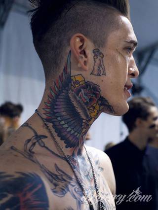 Tatuaż na szyi lub na karku jest głównie domeną mężczyzn, ale odpowiednia aranżacja daje również sporo opcji kobietom. To zwykle mocne, wyraziste grafiki o fantazyjnych kształtach inspirowanych wyobraźnią. 