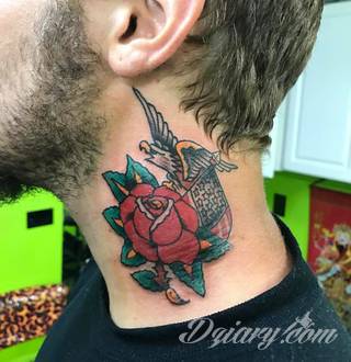 Tatuaż na szyi lub na karku jest głównie domeną mężczyzn, ale odpowiednia aranżacja daje również sporo opcji kobietom. To zwykle mocne, wyraziste grafiki o fantazyjnych kształtach inspirowanych wyobraźnią. 