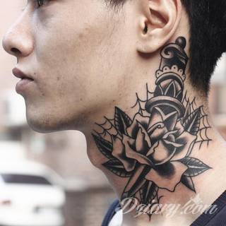 Tatuaż na szyi lub na karku jest głównie domeną mężczyzn, ale odpowiednia aranżacja daje również sporo opcji kobietom. To zwykle mocne, wyraziste grafiki o fantazyjnych kształtach inspirowanych wyobraźnią. 