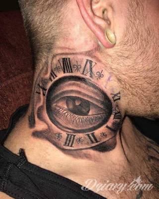 Tatuaż na szyi lub na karku jest głównie domeną mężczyzn, ale odpowiednia aranżacja daje również sporo opcji kobietom. To zwykle mocne, wyraziste grafiki o fantazyjnych kształtach inspirowanych wyobraźnią. 