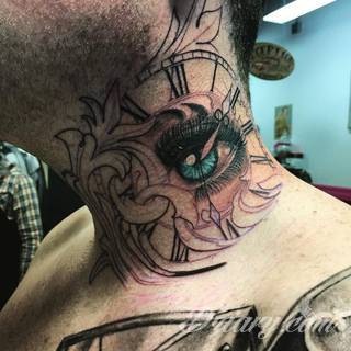 Tatuaż na szyi lub na karku jest głównie domeną mężczyzn, ale odpowiednia aranżacja daje również sporo opcji kobietom. To zwykle mocne, wyraziste grafiki o fantazyjnych kształtach inspirowanych wyobraźnią. 