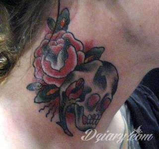 Tatuaż na szyi lub na karku jest głównie domeną mężczyzn, ale odpowiednia aranżacja daje również sporo opcji kobietom. To zwykle mocne, wyraziste grafiki o fantazyjnych kształtach inspirowanych wyobraźnią. 