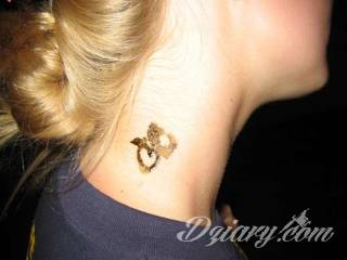 Tatuaż na szyi lub na karku jest głównie domeną mężczyzn, ale odpowiednia aranżacja daje również sporo opcji kobietom. To zwykle mocne, wyraziste grafiki o fantazyjnych kształtach inspirowanych wyobraźnią. 