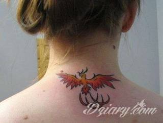 Tatuaż na szyi lub na karku jest głównie domeną mężczyzn, ale odpowiednia aranżacja daje również sporo opcji kobietom. To zwykle mocne, wyraziste grafiki o fantazyjnych kształtach inspirowanych wyobraźnią. 