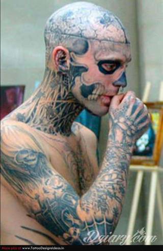 Tatuaż na szyi lub na karku jest głównie domeną mężczyzn, ale odpowiednia aranżacja daje również sporo opcji kobietom. To zwykle mocne, wyraziste grafiki o fantazyjnych kształtach inspirowanych wyobraźnią. 