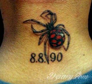 Tatuaż na szyi lub na karku jest głównie domeną mężczyzn, ale odpowiednia aranżacja daje również sporo opcji kobietom. To zwykle mocne, wyraziste grafiki o fantazyjnych kształtach inspirowanych wyobraźnią. 