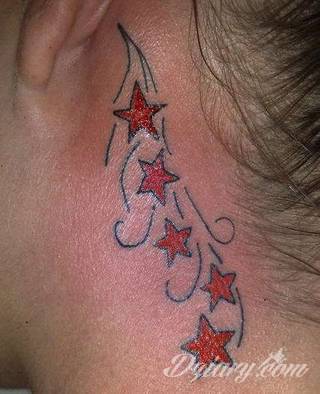Tatuaż na szyi lub na karku jest głównie domeną mężczyzn, ale odpowiednia aranżacja daje również sporo opcji kobietom. To zwykle mocne, wyraziste grafiki o fantazyjnych kształtach inspirowanych wyobraźnią. 