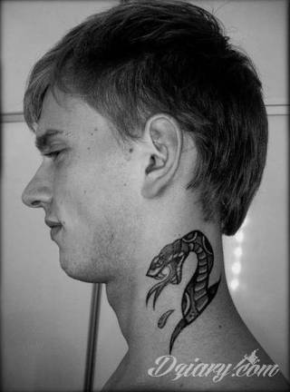 Tatuaż na szyi lub na karku jest głównie domeną mężczyzn, ale odpowiednia aranżacja daje również sporo opcji kobietom. To zwykle mocne, wyraziste grafiki o fantazyjnych kształtach inspirowanych wyobraźnią. 