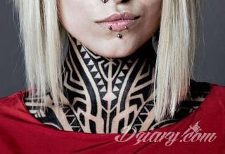 Tatuaż na szyi lub na karku jest głównie domeną mężczyzn, ale odpowiednia aranżacja daje również sporo opcji kobietom. To zwykle mocne, wyraziste grafiki o fantazyjnych kształtach inspirowanych wyobraźnią. 