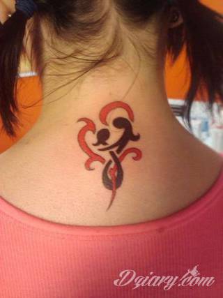 Tatuaż na szyi lub na karku jest głównie domeną mężczyzn, ale odpowiednia aranżacja daje również sporo opcji kobietom. To zwykle mocne, wyraziste grafiki o fantazyjnych kształtach inspirowanych wyobraźnią. 