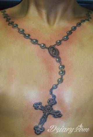 Tatuaż na szyi lub na karku jest głównie domeną mężczyzn, ale odpowiednia aranżacja daje również sporo opcji kobietom. To zwykle mocne, wyraziste grafiki o fantazyjnych kształtach inspirowanych wyobraźnią. 