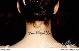 Tatuaż na szyi lub na karku jest głównie domeną mężczyzn, ale odpowiednia aranżacja daje również sporo opcji kobietom. To zwykle mocne, wyraziste grafiki o fantazyjnych kształtach inspirowanych wyobraźnią. 