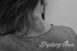 Tatuaż na szyi lub na karku jest głównie domeną mężczyzn, ale odpowiednia aranżacja daje również sporo opcji kobietom. To zwykle mocne, wyraziste grafiki o fantazyjnych kształtach inspirowanych wyobraźnią. 