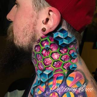 Tatuaż na szyi lub na karku jest głównie domeną mężczyzn, ale odpowiednia aranżacja daje również sporo opcji kobietom. To zwykle mocne, wyraziste grafiki o fantazyjnych kształtach inspirowanych wyobraźnią. 