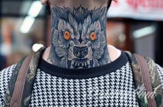 Tatuaż na szyi lub na karku jest głównie domeną mężczyzn, ale odpowiednia aranżacja daje również sporo opcji kobietom. To zwykle mocne, wyraziste grafiki o fantazyjnych kształtach inspirowanych wyobraźnią. 