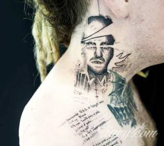 Tatuaż na szyi lub na karku jest głównie domeną mężczyzn, ale odpowiednia aranżacja daje również sporo opcji kobietom. To zwykle mocne, wyraziste grafiki o fantazyjnych kształtach inspirowanych wyobraźnią. 