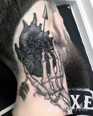 Tatuaż na szyi lub na karku jest głównie domeną mężczyzn, ale odpowiednia aranżacja daje również sporo opcji kobietom. To zwykle mocne, wyraziste grafiki o fantazyjnych kształtach inspirowanych wyobraźnią. 