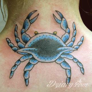 Tatuaż na szyi lub na karku jest głównie domeną mężczyzn, ale odpowiednia aranżacja daje również sporo opcji kobietom. To zwykle mocne, wyraziste grafiki o fantazyjnych kształtach inspirowanych wyobraźnią. 
