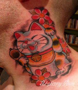 Tatuaż na szyi lub na karku jest głównie domeną mężczyzn, ale odpowiednia aranżacja daje również sporo opcji kobietom. To zwykle mocne, wyraziste grafiki o fantazyjnych kształtach inspirowanych wyobraźnią. 