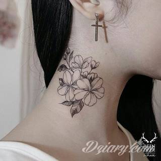 Tatuaż na szyi lub na karku jest głównie domeną mężczyzn, ale odpowiednia aranżacja daje również sporo opcji kobietom. To zwykle mocne, wyraziste grafiki o fantazyjnych kształtach inspirowanych wyobraźnią. 