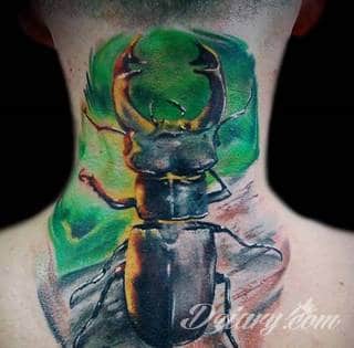 Tatuaż na szyi lub na karku jest głównie domeną mężczyzn, ale odpowiednia aranżacja daje również sporo opcji kobietom. To zwykle mocne, wyraziste grafiki o fantazyjnych kształtach inspirowanych wyobraźnią. 