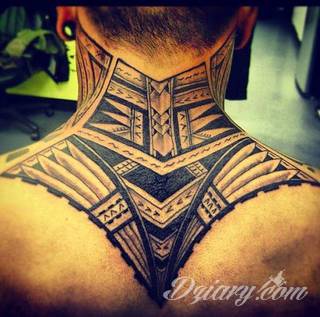 Tatuaż na szyi lub na karku jest głównie domeną mężczyzn, ale odpowiednia aranżacja daje również sporo opcji kobietom. To zwykle mocne, wyraziste grafiki o fantazyjnych kształtach inspirowanych wyobraźnią. 