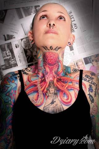 Tatuaż na szyi lub na karku jest głównie domeną mężczyzn, ale odpowiednia aranżacja daje również sporo opcji kobietom. To zwykle mocne, wyraziste grafiki o fantazyjnych kształtach inspirowanych wyobraźnią. 