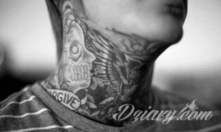 Tatuaż na szyi lub na karku jest głównie domeną mężczyzn, ale odpowiednia aranżacja daje również sporo opcji kobietom. To zwykle mocne, wyraziste grafiki o fantazyjnych kształtach inspirowanych wyobraźnią. 