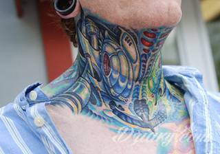 Tatuaż na szyi lub na karku jest głównie domeną mężczyzn, ale odpowiednia aranżacja daje również sporo opcji kobietom. To zwykle mocne, wyraziste grafiki o fantazyjnych kształtach inspirowanych wyobraźnią. 