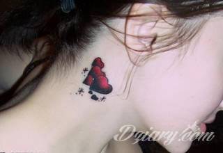 Tatuaż na szyi lub na karku jest głównie domeną mężczyzn, ale odpowiednia aranżacja daje również sporo opcji kobietom. To zwykle mocne, wyraziste grafiki o fantazyjnych kształtach inspirowanych wyobraźnią. 