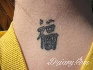 Tatuaż na szyi lub na karku jest głównie domeną mężczyzn, ale odpowiednia aranżacja daje również sporo opcji kobietom. To zwykle mocne, wyraziste grafiki o fantazyjnych kształtach inspirowanych wyobraźnią. 