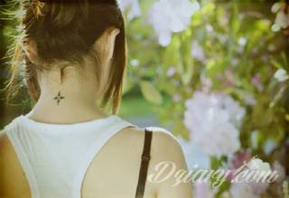 Tatuaż na szyi lub na karku jest głównie domeną mężczyzn, ale odpowiednia aranżacja daje również sporo opcji kobietom. To zwykle mocne, wyraziste grafiki o fantazyjnych kształtach inspirowanych wyobraźnią. 