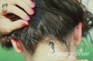 Tatuaż na szyi lub na karku jest głównie domeną mężczyzn, ale odpowiednia aranżacja daje również sporo opcji kobietom. To zwykle mocne, wyraziste grafiki o fantazyjnych kształtach inspirowanych wyobraźnią. 