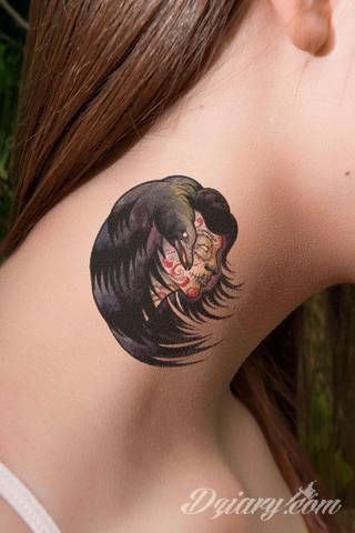 Tatuaż na szyi lub na karku jest głównie domeną mężczyzn, ale odpowiednia aranżacja daje również sporo opcji kobietom. To zwykle mocne, wyraziste grafiki o fantazyjnych kształtach inspirowanych wyobraźnią. 