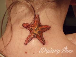 Tatuaż na szyi lub na karku jest głównie domeną mężczyzn, ale odpowiednia aranżacja daje również sporo opcji kobietom. To zwykle mocne, wyraziste grafiki o fantazyjnych kształtach inspirowanych wyobraźnią. 