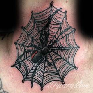 Tatuaż na szyi lub na karku jest głównie domeną mężczyzn, ale odpowiednia aranżacja daje również sporo opcji kobietom. To zwykle mocne, wyraziste grafiki o fantazyjnych kształtach inspirowanych wyobraźnią. 