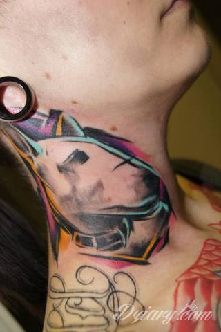 Tatuaż na szyi lub na karku jest głównie domeną mężczyzn, ale odpowiednia aranżacja daje również sporo opcji kobietom. To zwykle mocne, wyraziste grafiki o fantazyjnych kształtach inspirowanych wyobraźnią. 